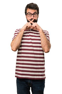 Sessizlik jest yapma gözlüklü adam