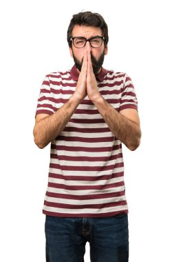 Yalvaran gözlüklü adam