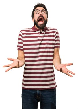 Yalvaran gözlüklü adam