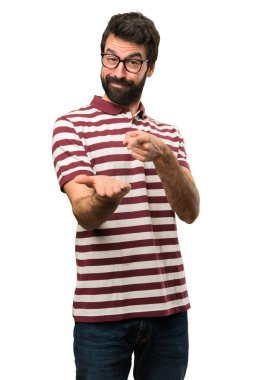 Bir şey tutan gözlüklü adam