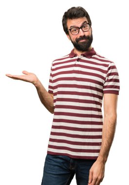 Bir şey tutan gözlüklü adam