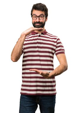 Bir şey tutan gözlüklü adam