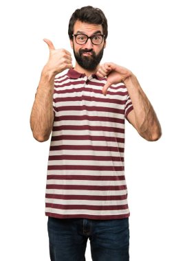 İyi-kötü işaret yapma gözlüklü adam