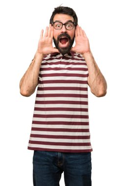 Sürpriz bir jest yapma gözlüklü adam