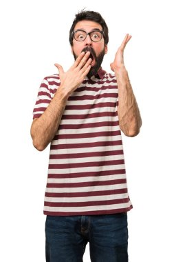 Sürpriz bir jest yapma gözlüklü adam