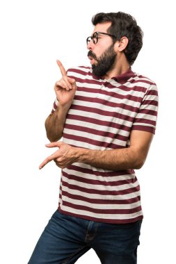 Dans gözlüklü adam