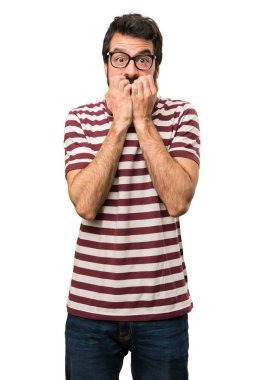 Gözlüklü korkmuş adam