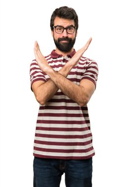 Hiçbir hareketi yapma gözlüklü adam