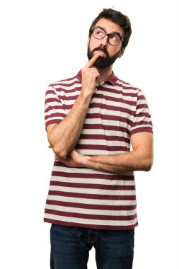 Düşünme gözlüklü adam