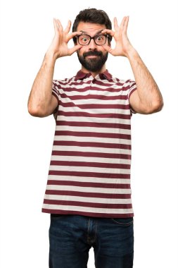 Bir şeyler gösteriyor gözlüklü adam