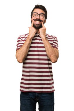 Gözlüklü mutlu adam.