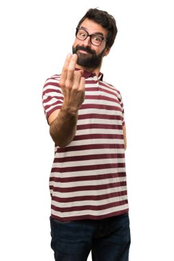 Önümüzdeki jest yapıyor gözlüklü adam