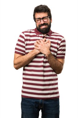 Kalp ağrısı olan gözlüklü adam
