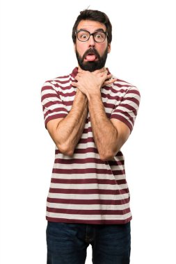 Boyun ağrısı ile gözlüklü adam