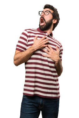 Aşık gözlüklü adam