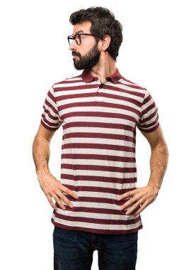 Yanal seyir gözlüklü adam