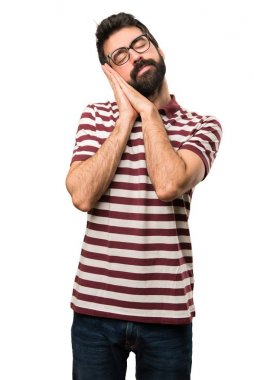 Uyku jest yapma gözlüklü adam