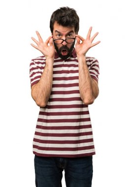 Şaşırmış adam gözlüklü bir şeyler gösteriyor