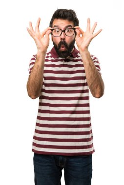 Bir şeyler gösteriyor gözlüklü adam