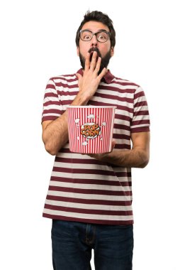 Popcorns yeme gözlüklü şaşırmış adam