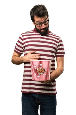 Popcorns yeme gözlüklü adam