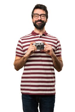 Gözlüklü bir kamera tutarak mutlu adam