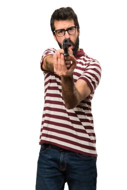 Bir tabanca ile ateş gözlüklü adam