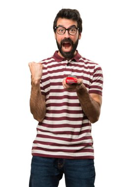 Bir araba tutarak gözlüklü adam