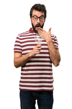 Şaşırmış adam gözlüklü bir ampul holding
