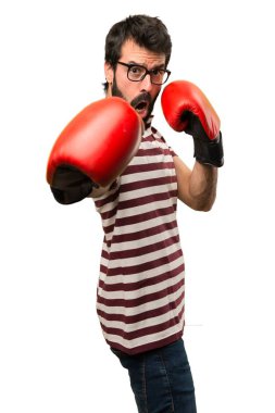 Boks eldivenleri ile gözlüklü adam