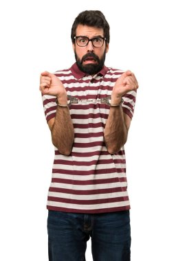 Kelepçe ile gözlüklü adam