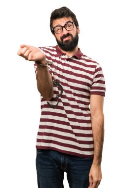 Kelepçe ile gözlüklü adam