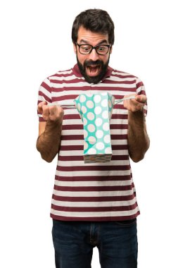 Şaşırmış adam alışveriş çantası ile gözlüklü