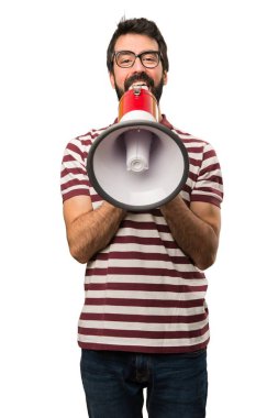 Gözlüklü bir megafon tutan adam