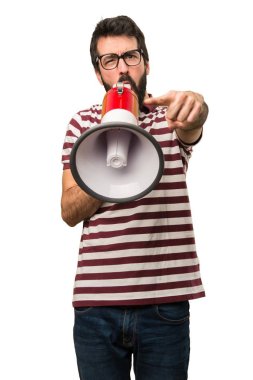 Gözlüklü bir megafon tutan adam