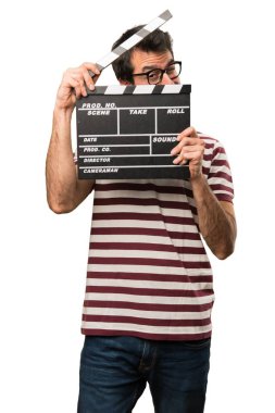 Gözlüklü bir Klaket tutan adam