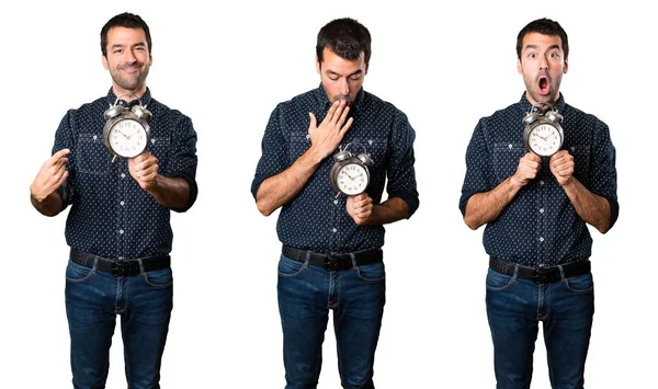 Set de hombre morena sorprendido sosteniendo reloj vintage —  Fotos de Stock
