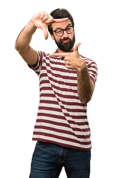 Άντρας με γυαλιά εστίαση με τα δάχτυλά του — Φωτογραφία Αρχείου
