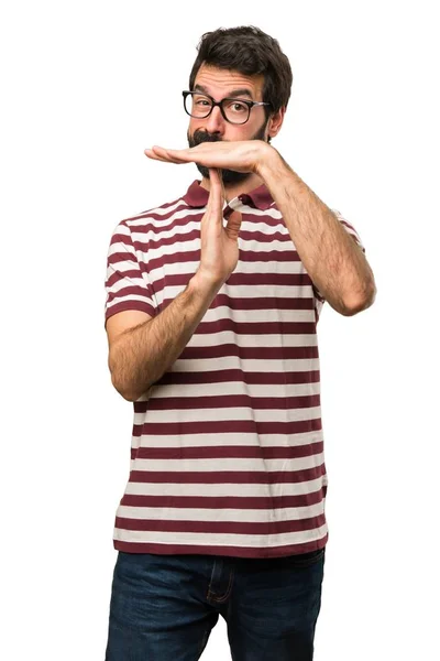 Hombre con gafas haciendo un gesto de tiempo fuera — Foto de Stock