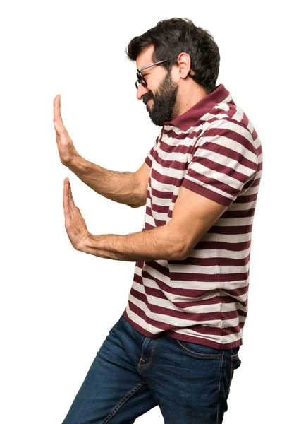 Hombre con gafas empujando algo — Foto de Stock