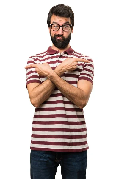 Hombre con gafas apuntando a los laterales que tienen dudas — Foto de Stock