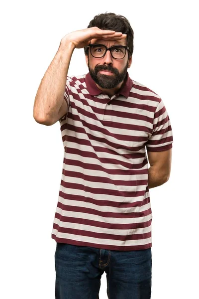 Hombre con gafas mostrando algo — Foto de Stock