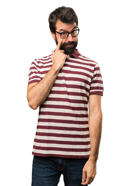 Homem com óculos mostrando algo — Fotografia de Stock