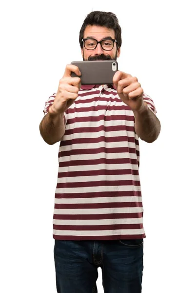 Homme avec des lunettes faisant un selfie — Photo