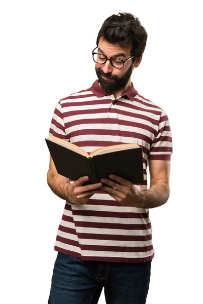 Muž s brýlemi, čtení knihy — Stock fotografie