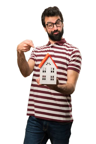 Hombre con gafas sosteniendo una casita —  Fotos de Stock