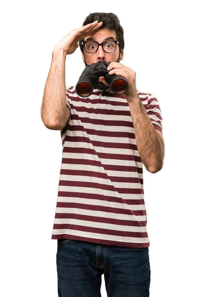 Hombre con gafas con prismáticos — Foto de Stock