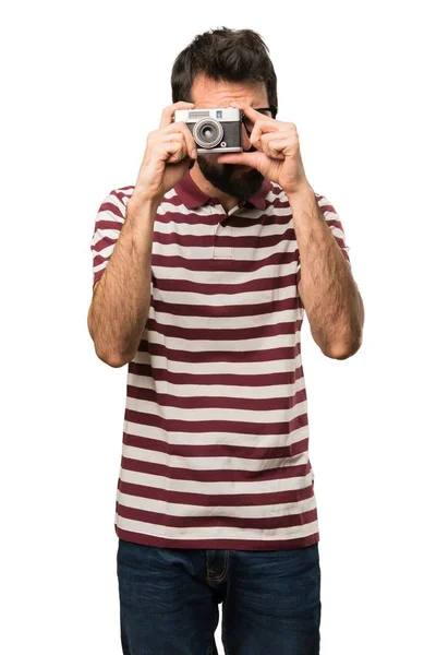 Homem com óculos segurando uma câmera — Fotografia de Stock