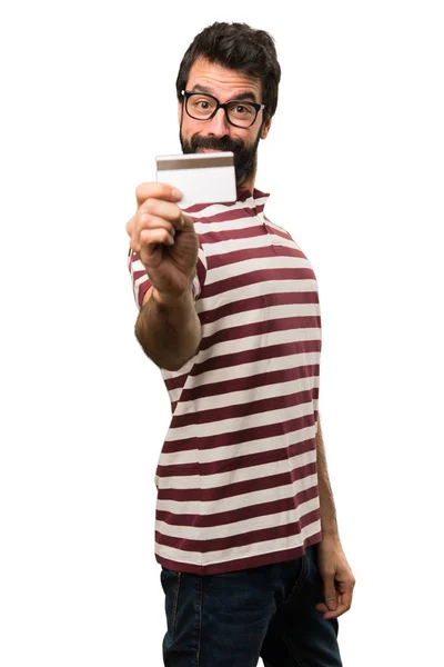 Hombre con gafas sosteniendo una tarjeta de crédito —  Fotos de Stock