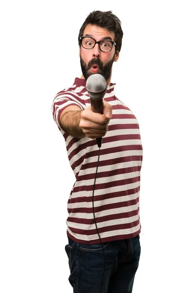Muž s brýlemi, zpěv s mikrofonem — Stock fotografie